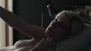 Elizabeth Debicki Cleavage, escena en The Burnt Orange Heresy (2019)