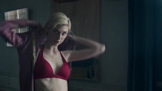 Elizabeth Debicki Cleavage, escena en The Burnt Orange Heresy (2019)