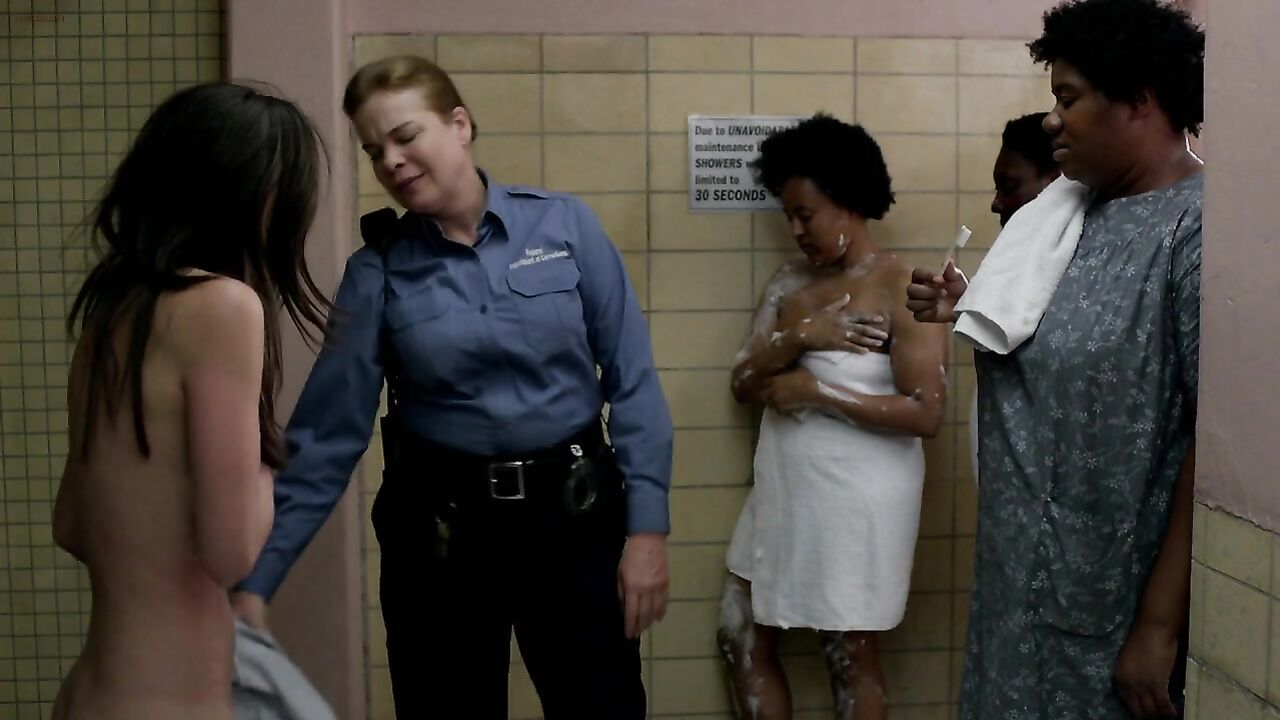 Kimiko Glenn showa tits, scene in Orange is the New Black s02e08 (2014)