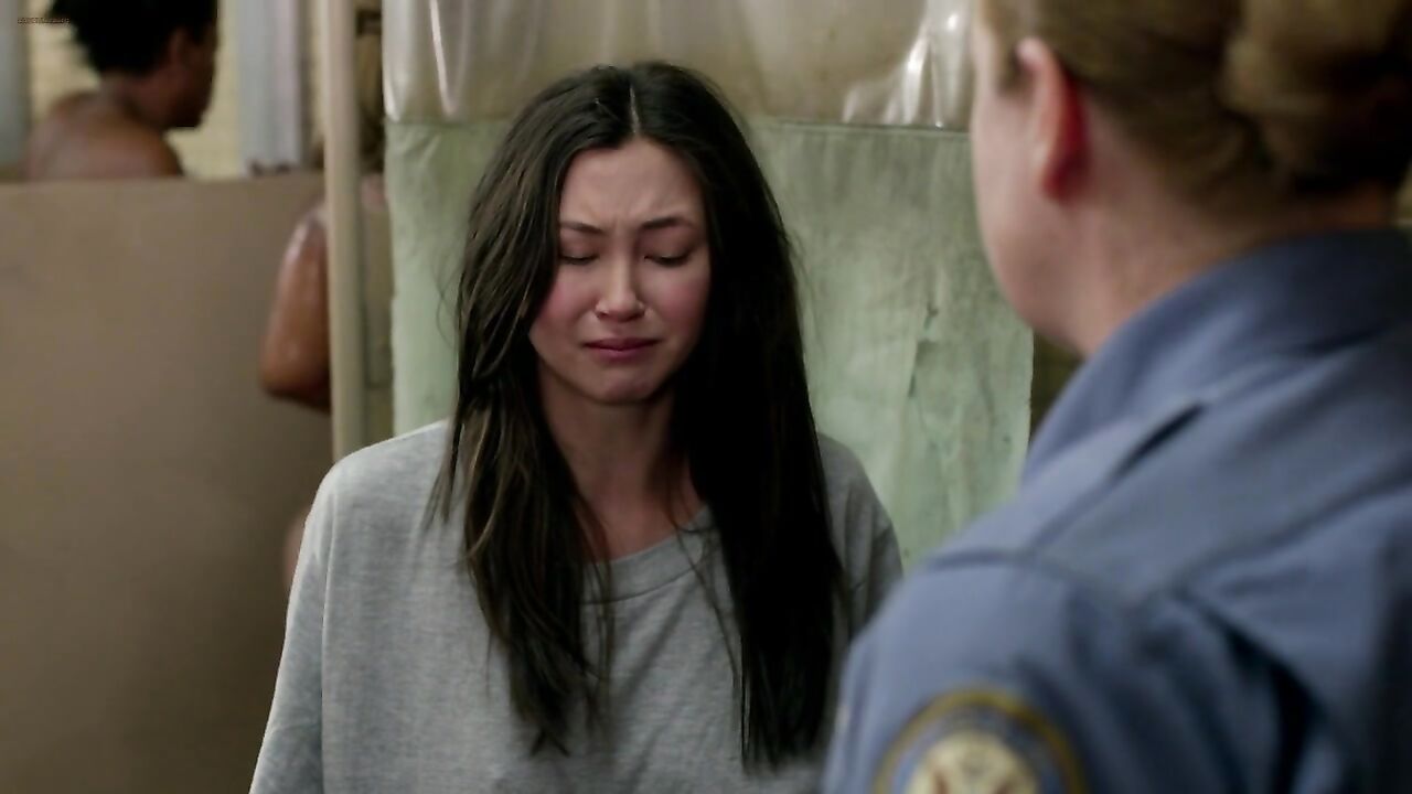 Kimiko Glenn showa tits, scene in Orange is the New Black s02e08 (2014)