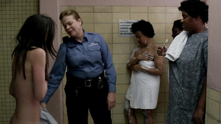 Kimiko Glenn showa tits, scene in Orange is the New Black s02e08 (2014)