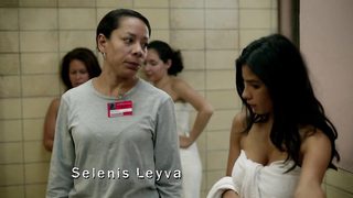 Claire Dominguez önden çıplaklık, Orange is the New Black sahnesi s02e05 (2014)