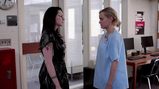 Taylor Schilling, Laura Prepon seksowna, scena w Orange Is the New Black s03e02-06 (2015)