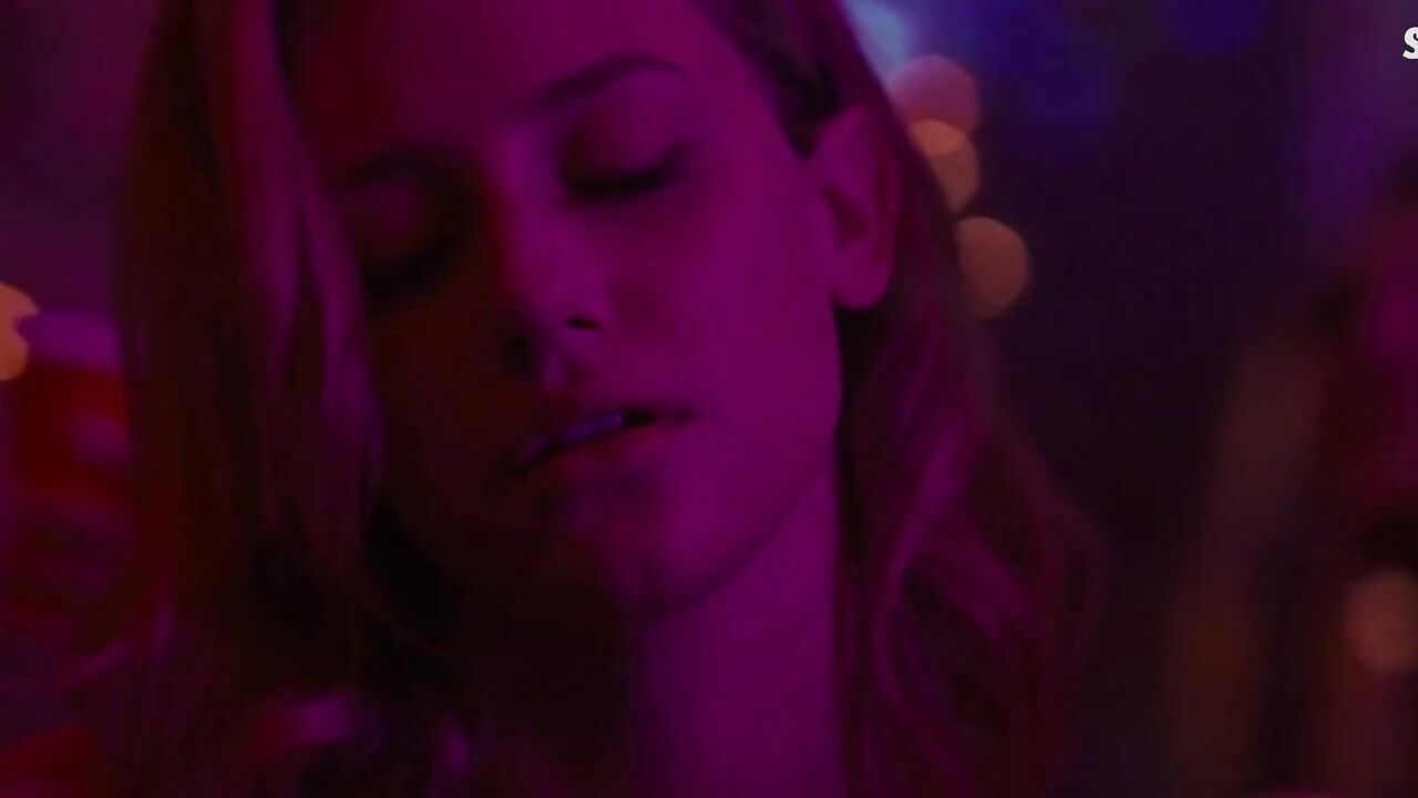 Lili Reinhart, Kara Young Unterwäsche, Szene in Chemical Hearts (2020)