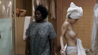 Taylor Schilling, escena lésbica de Laura Prepon en Orange Is The New Black s01e01 (2013)