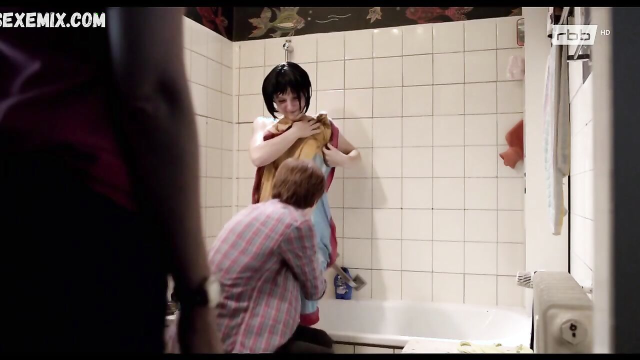 Marie Rose Tietjen takes a bath, scene in Die Erfindung der Liebe (2013)