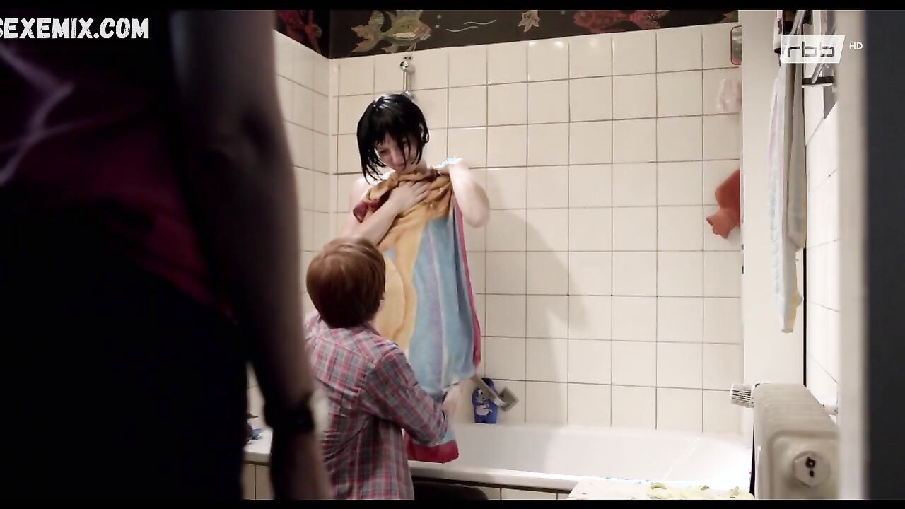 Marie Rose Tietjen takes a bath, scene in Die Erfindung der Liebe (2013)