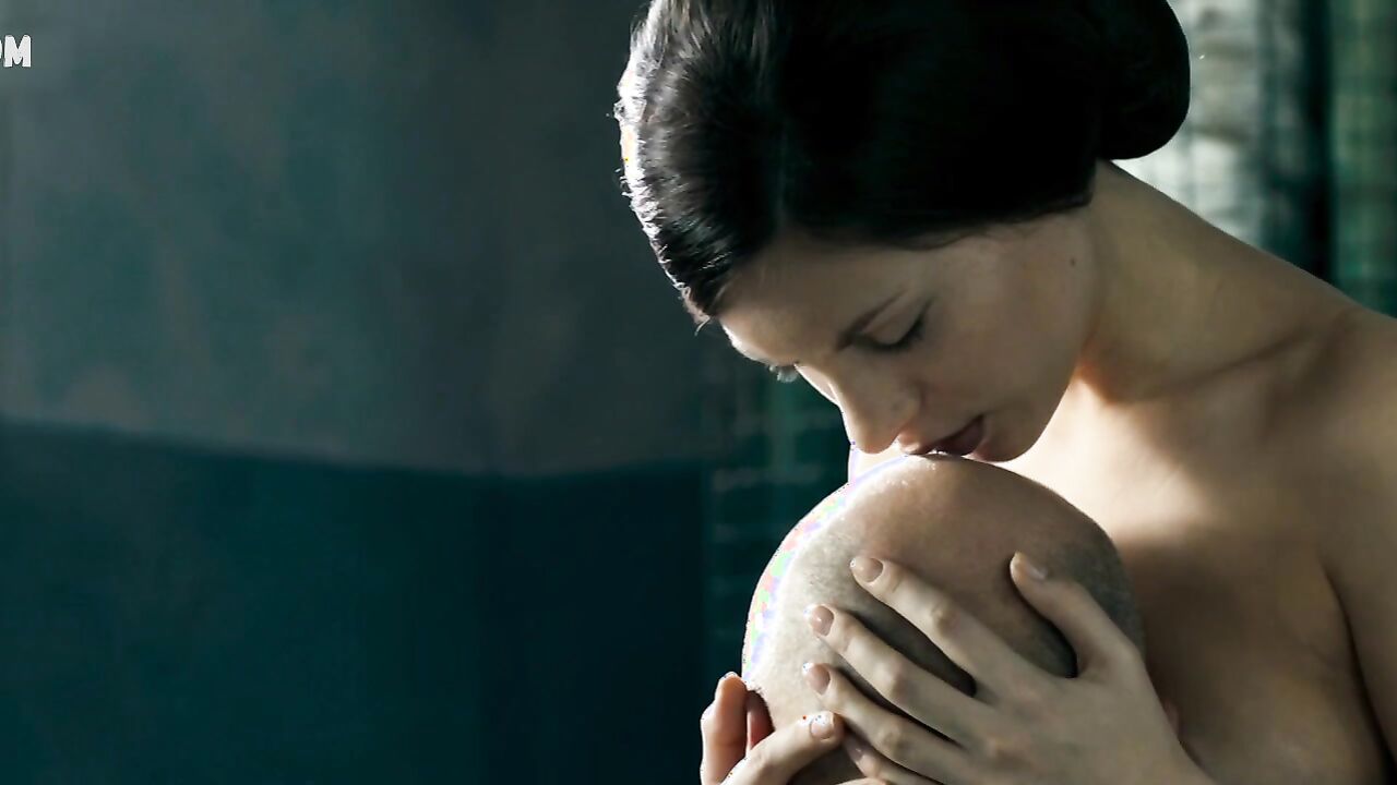 Anna Kanaris, breasts scene in Razgovor (2012)