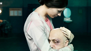 Anna Kanaris, cena dos seios em Razgovor (2012)