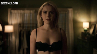 Kiernan Shipka, Diane Kruger lesbica Nuoto con gli squali s01e01 (2022)