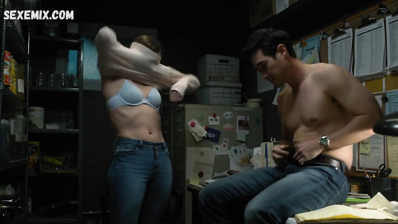 Annie Murphy underwear scene in Kevin Can Fuck Himself s01e05 (2021)