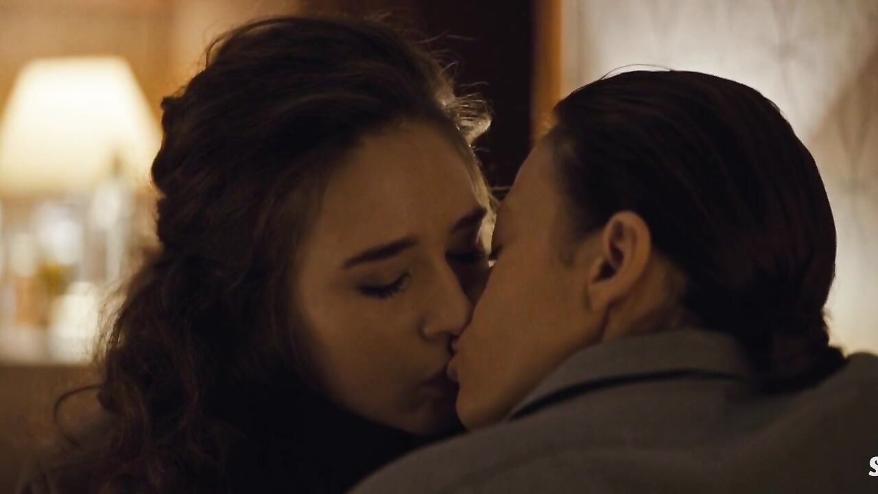 Magdalena Rozczka lesbian scene in Rojst 97 s02e01e03e04 (2021)