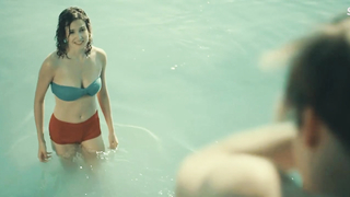 Wet Piroska Moga in bikini, scene in Zarido (2016)