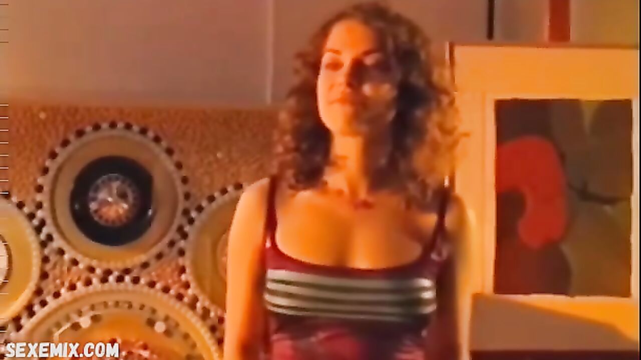 Dolores Fonzi showing nude breasts, scene in Relaciones carnales (2002)