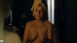 Mirjana Karanovic montre ses seins nus, scène dans A Good Wife (Dobra Zena) (2016)