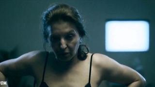 Mirjana Karanovic montre ses seins nus, scène dans A Good Wife (Dobra Zena) (2016)