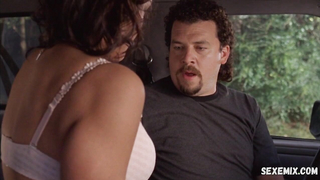 Katy Mixon si spoglia in macchina, scena in Eastbound and Down s01e06 (2009)