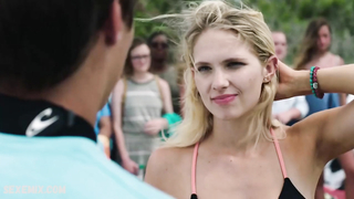 Scène sexy de Claudia Lee dans Send It ! (2021)