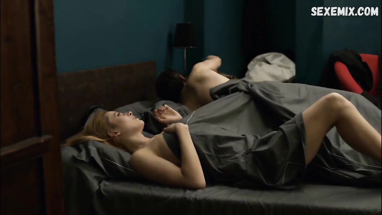 Elodie Frege sexy scene in La fille de l'apres-midi (2010)