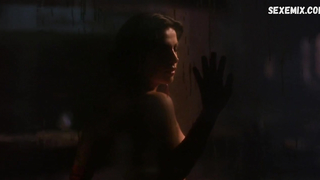 Francesca Rettondini ha mostrato tette e culi nudi, scena in Ghost Ship (2002)