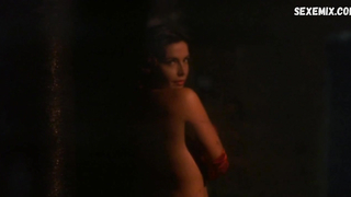 Francesca Rettondini ha mostrato tette e culi nudi, scena in Ghost Ship (2002)