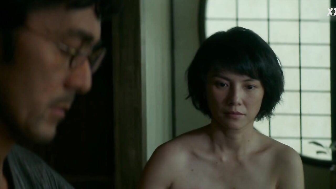 Angelica Lee sexy Szene in „Der Garten der Abendnebel“ (2019)