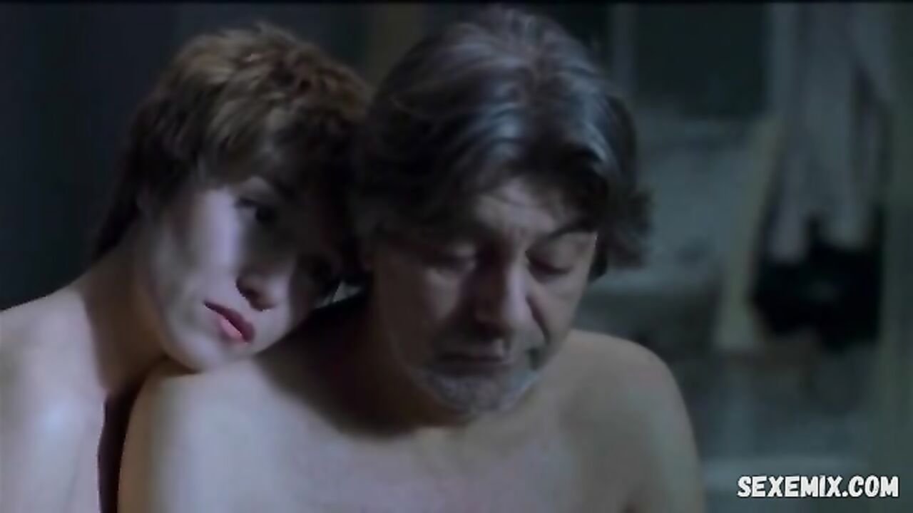 Lola Duenas demonstrates nude breasts and butt, scene in El equipaje abierto (1999)