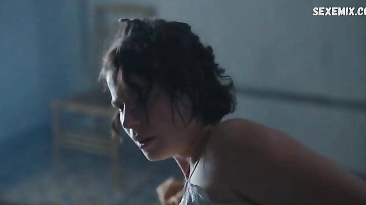 Jessie Buckley is flashes bare tits, scene in Romeo & Juliet (2021)