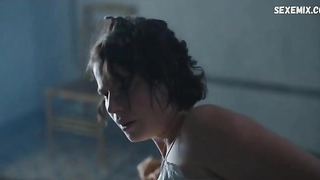 Jessie Buckley is flashes bare tits, scene in Romeo & Juliet (2021)