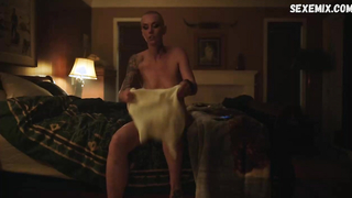 Jen Znack mostrando senos desnudos, escena en Peacemaker s01e06 (2022)