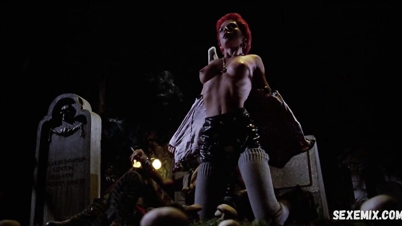 Linnea Quigley zeigt volle Frontalnacktheit, Szene in „Die Rückkehr der lebenden Toten“ (1985)