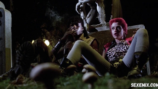 Linnea Quigley mostra nudez frontal completa, cena em Return of the Living Dead (1985)