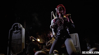 Linnea Quigley mostra nudez frontal completa, cena em Return of the Living Dead (1985)