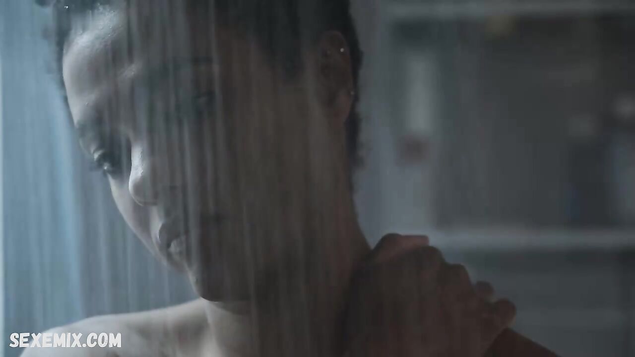 Freema Agyeman posiert nackt unter der Dusche, Szene in (TV-Serie) New Amsterdam s04e13 (2022)