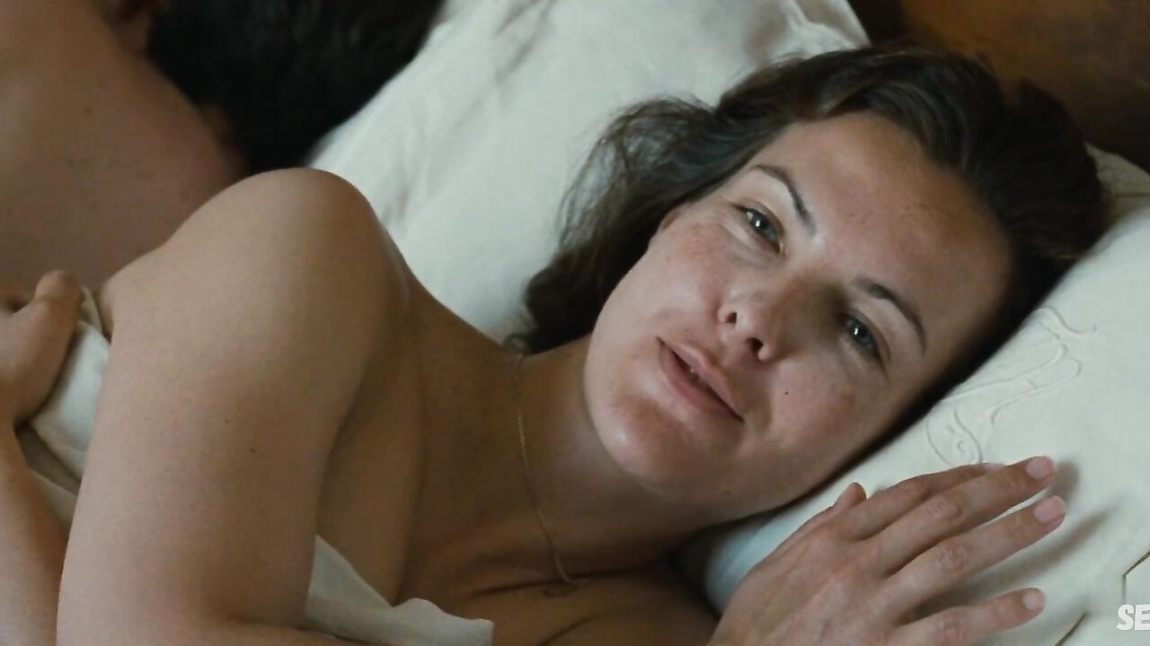 Carole Bouquet Brüste Szene in Lucie Aubrac (1997)