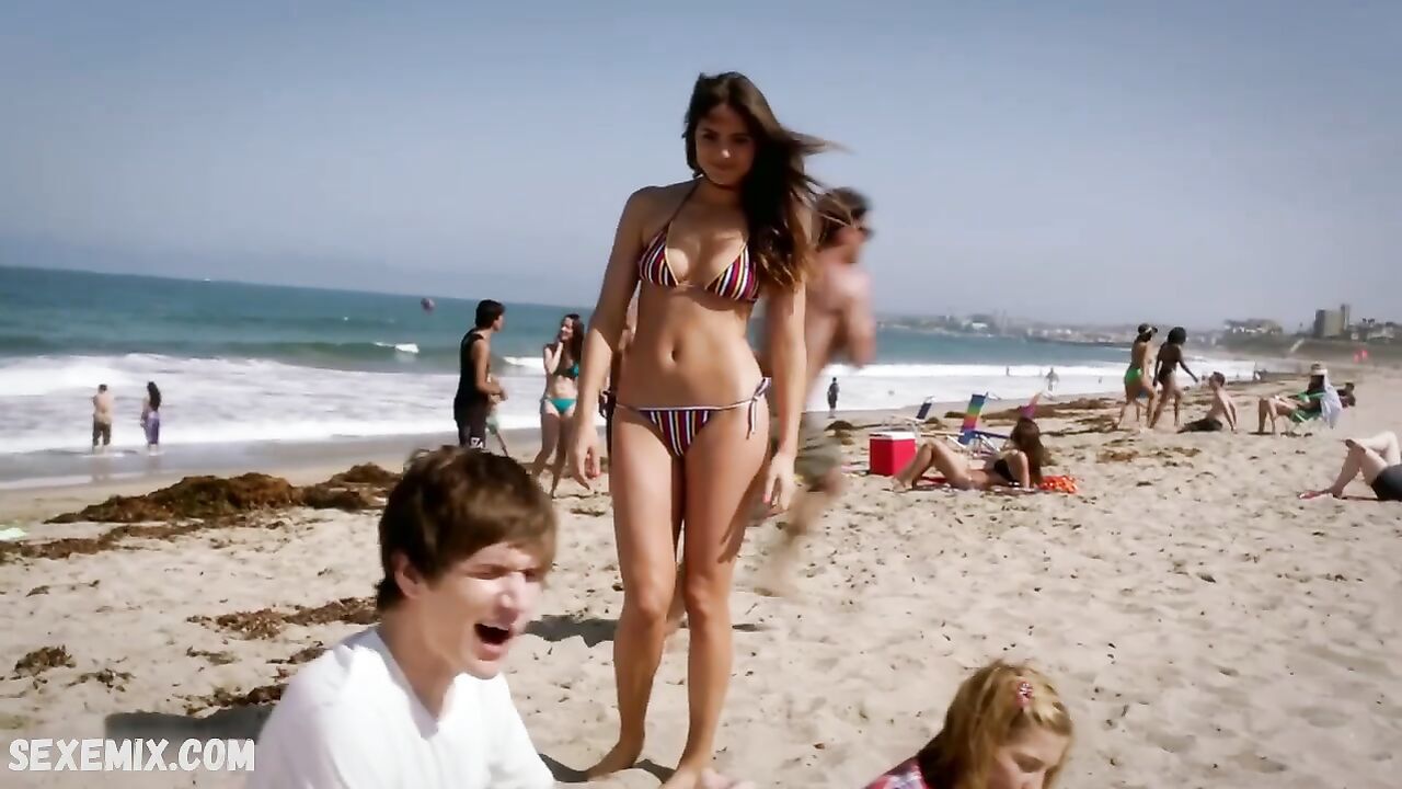 Shelley Hennig hat eine gut aussehende Szene in hellen Bikinis in „Zach Stone Is Gonna Be Famous“ S01 (2013)