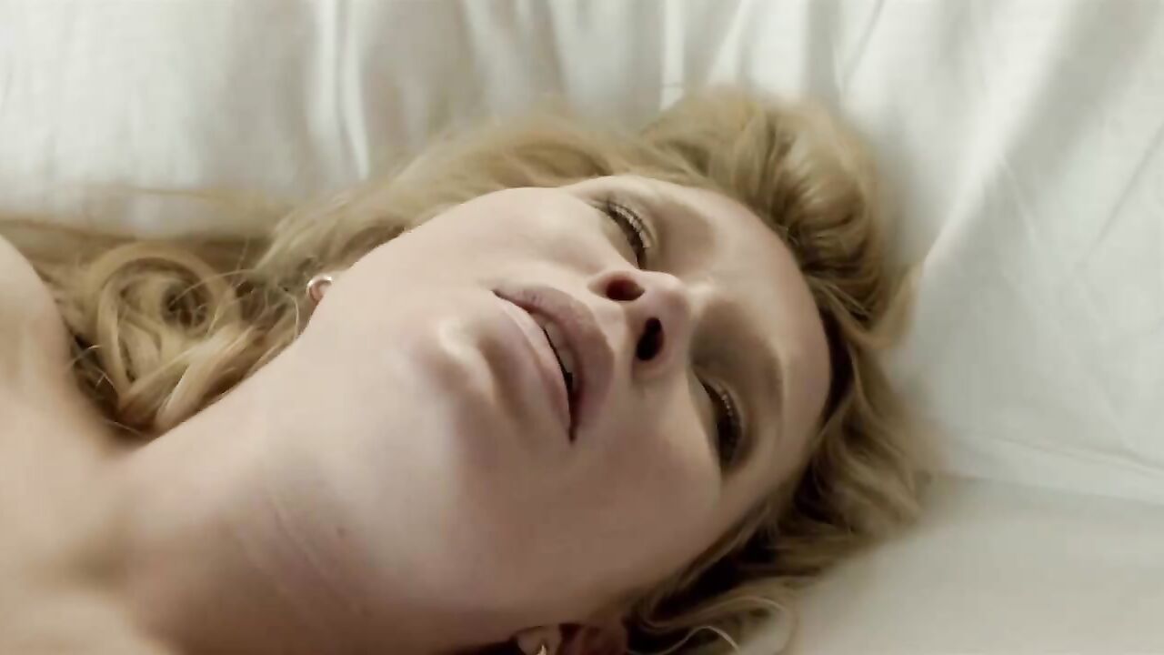 Tjitske Reidinga has shown naked boobs and ass, scene in De verbouwing (2012)