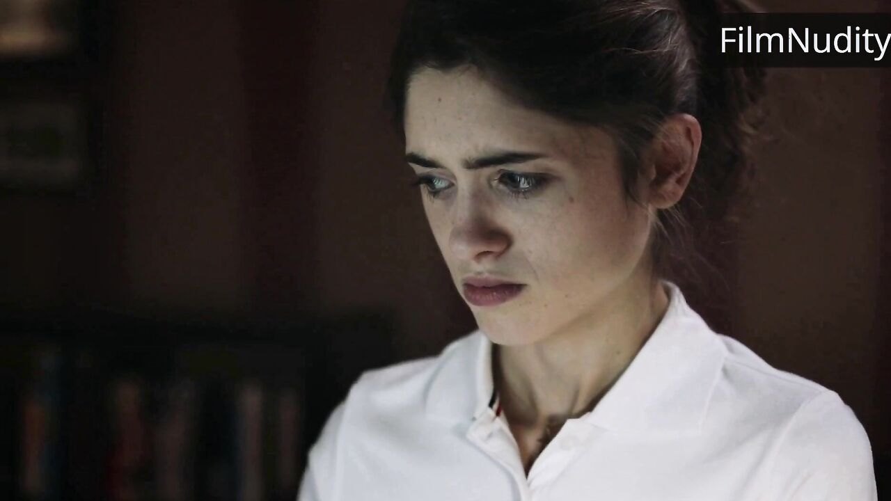 Natalia Dyer masturbiert Szenen aus Yes, God, Yes (2017)