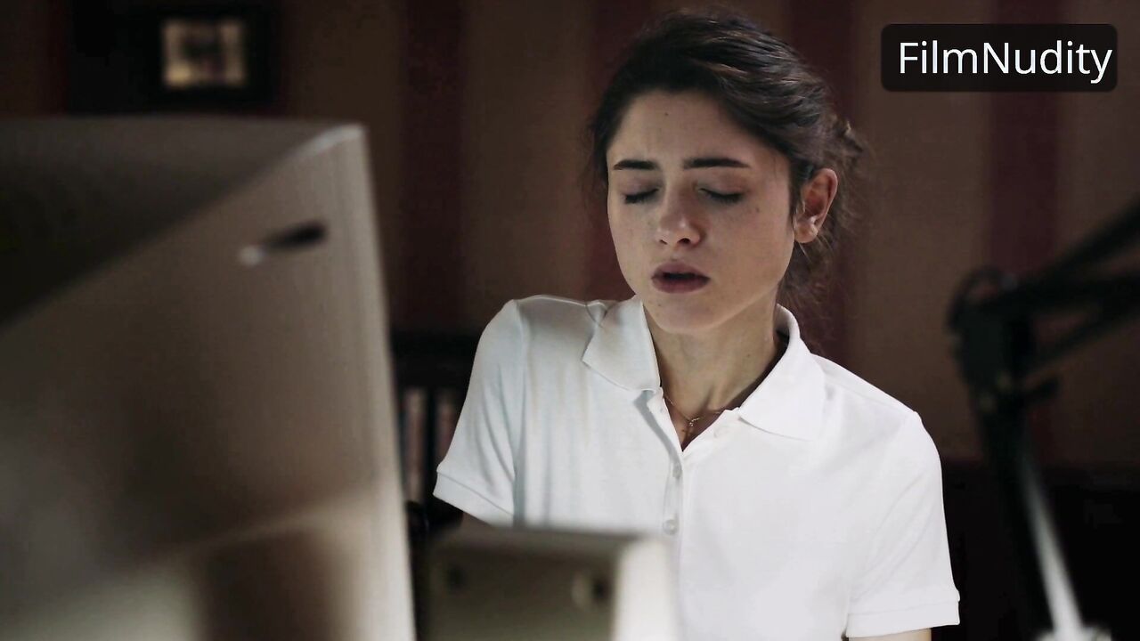 Natalia Dyer masturbiert Szenen aus Yes, God, Yes (2017)