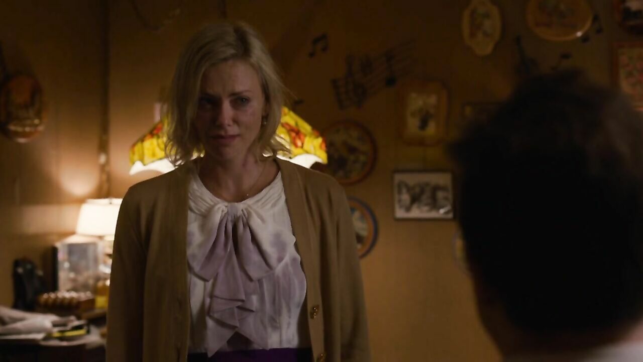 Charlize Theron sexy Szene in Young Adult (2011)