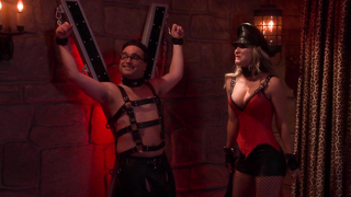 Kaley Cuoco scène sexy dans The Big Bang Theory s10e07 (2016)