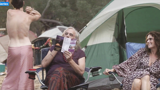 Scène de nu de Gaby Hoffmann dans Transparent s02e09 (2015)