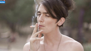 Scène de nu de Gaby Hoffmann dans Transparent s02e09 (2015)