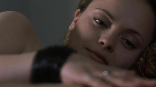 Christina Ricci'nin Prozac Nation'daki çıplak sahnesi (2001)