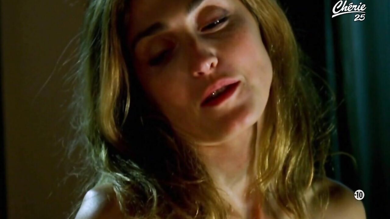 Julie Gayet zeigt uns in einer Sexszene ihre Titten und ihren Arsch. - Amoreuse (2011)