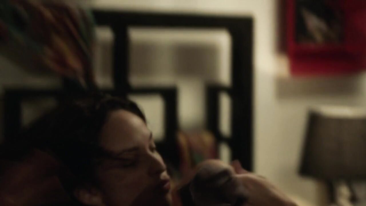 Ruby Modine in the clip was seen getting fucked by her male partner while on the bed.