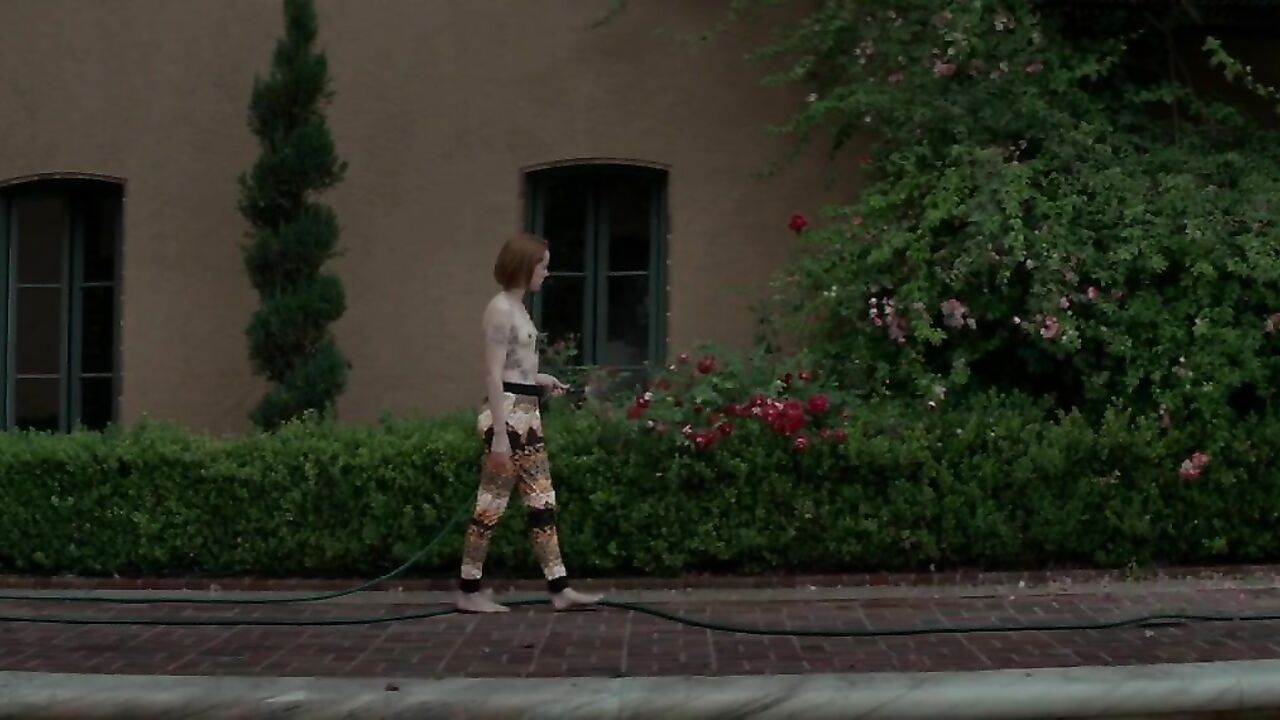 Jena Malone is seen in the clip as walking on the street taking water pipe in her hands.