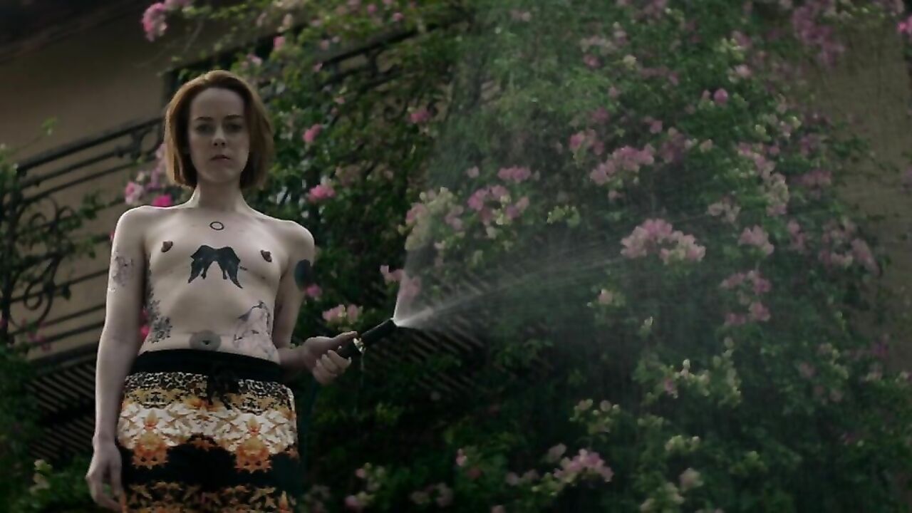 Jena Malone is seen in the clip as walking on the street taking water pipe in her hands.