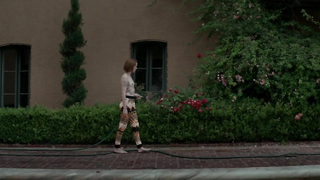 En el clip se ve a Jena Malone caminando por la calle tomando una tubería de agua en sus manos. Se veía hermosa mientras daba agua a las plantas y las pequeñas raíces que había en el jardín.