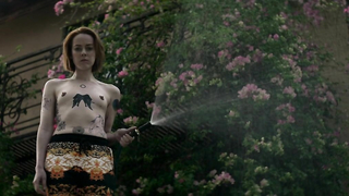 En el clip se ve a Jena Malone caminando por la calle tomando una tubería de agua en sus manos. Se veía hermosa mientras daba agua a las plantas y las pequeñas raíces que había en el jardín.